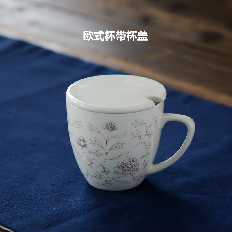 뚜껑이 달린 유럽식 컵