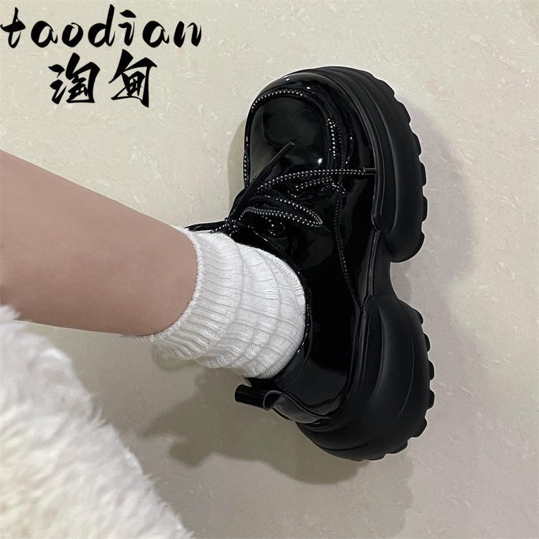 Zapatos de suela gruesa para chicas de primavera y otoño 2024 nuevos zapatos de cuero de nicho de suela gruesa para mujeres de primavera y otoño