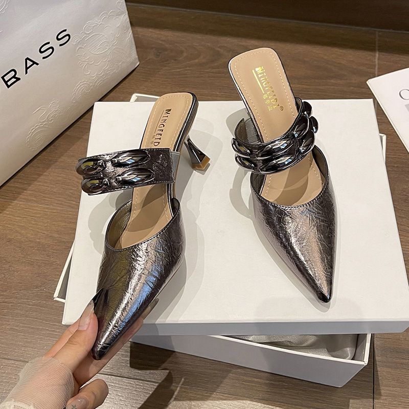 2026 nuevo estilo de moda de punta punta de cabeza media zapatillas de mujer de verano versátil tacones delgados zapatillas de tacones altos un cinturón