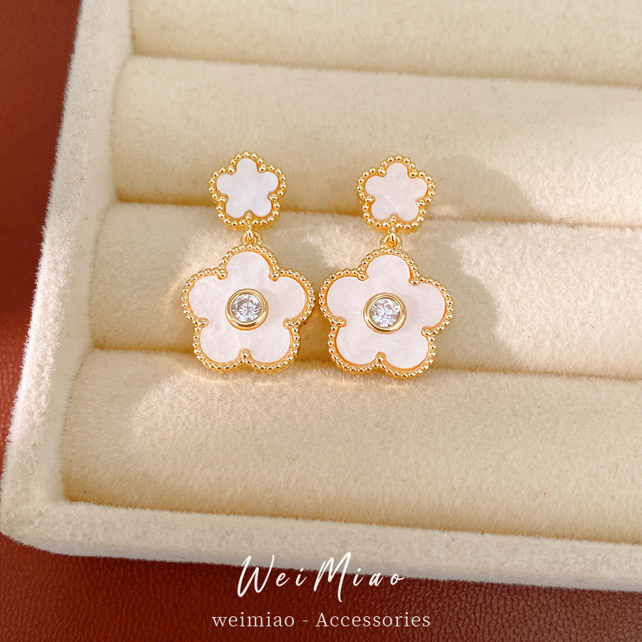 Collar de orejas de piedra de oro real, collar de orejas de flores de lujo ligero, collar de clavícula de nicho, conjunto de joyas simples y dulces.