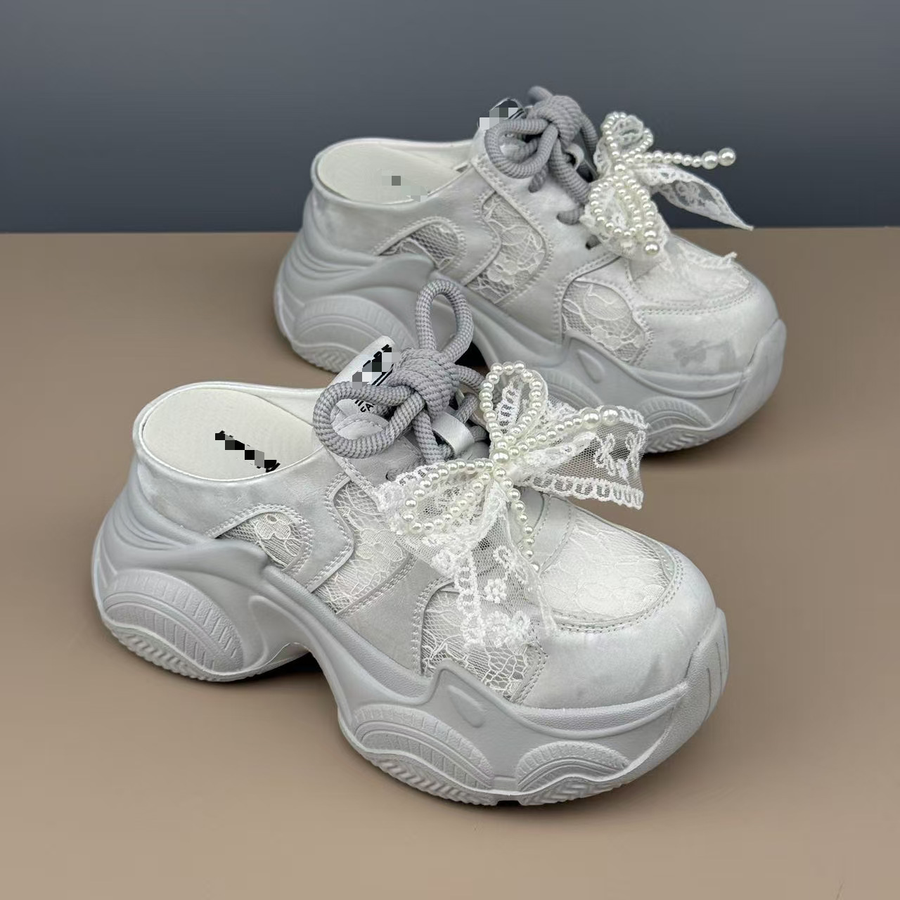 Zapatos de sandalia de alta altura para mujeres 2026 nuevos espaciosos huecos transpirables de malla gruesa de suela pequeña zapatos blancos de Mary Zhen