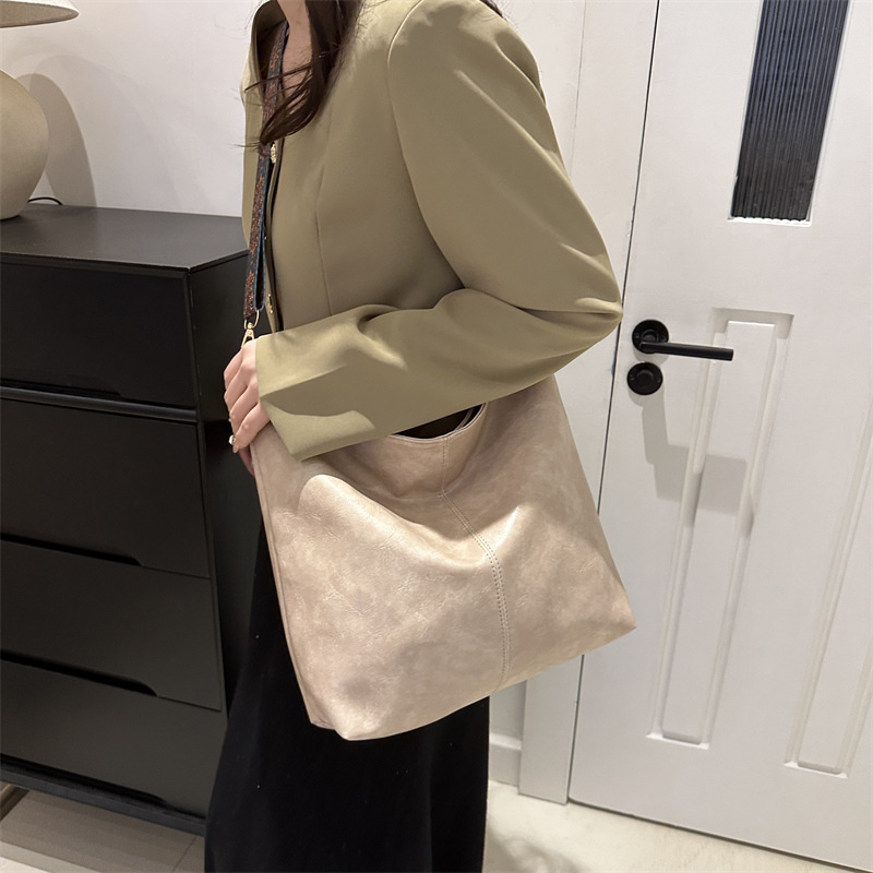 Bolso de mujer de moda bolso de cercanías 2024 nuevo bolso de hombro simple de gran capacidad retro versátil popular bolsa de mensajero