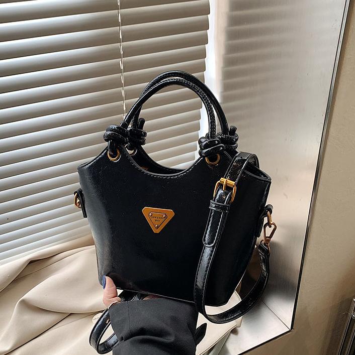 Nicho de diseño bolso de mano mujer 2025 nuevo estilo de moda bolso de hombro de aire extranjero sensación de alto nivel versátil bolso de cubo de transporte