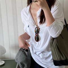基礎モデルの戦馬ヘンリーシャツの女性の古いお金の風が緩んで刺繍します。