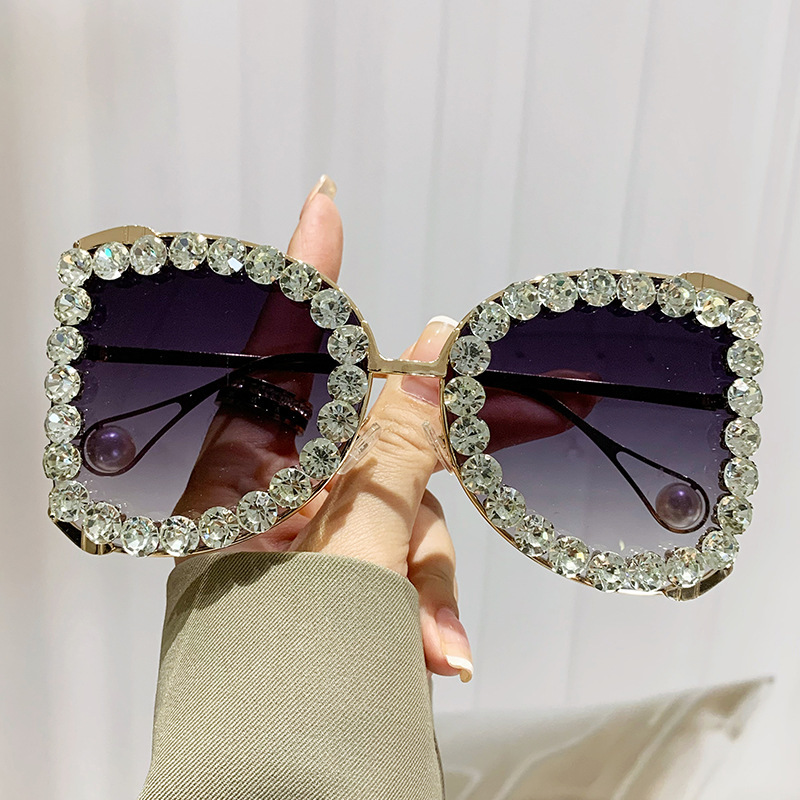 Diamond-encrusted large-framed sunglasses 2024 new style, women's exaggerated large-framed sunglasses, metallic personality and high-end feel Application Scenario