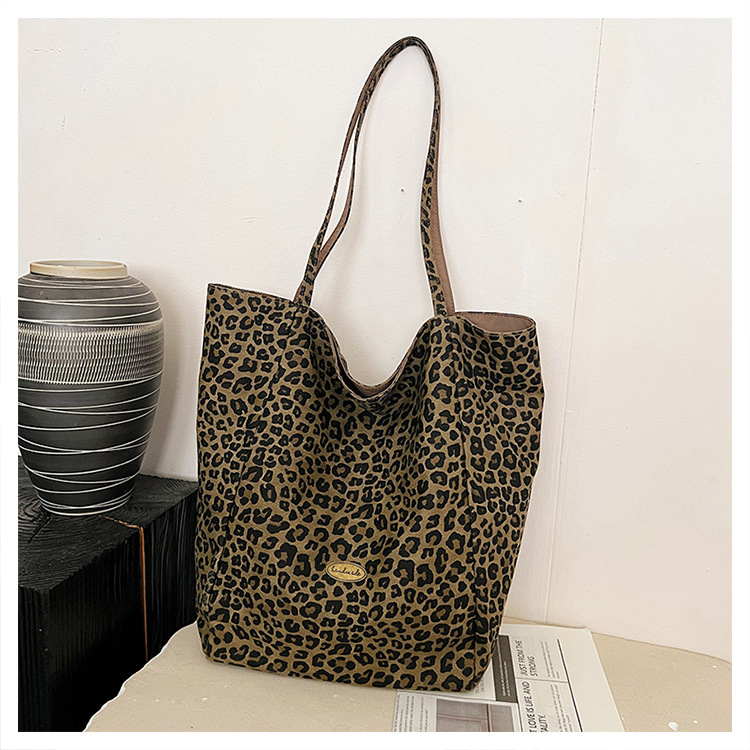 Doppelseitige Canvas-Tragetasche mit Leopardenmuster, große Kapazität, Damen-Umhängetasche im College-Stil, lässige Handtasche im City-Stil, Pendler-Tasche – Detail 32