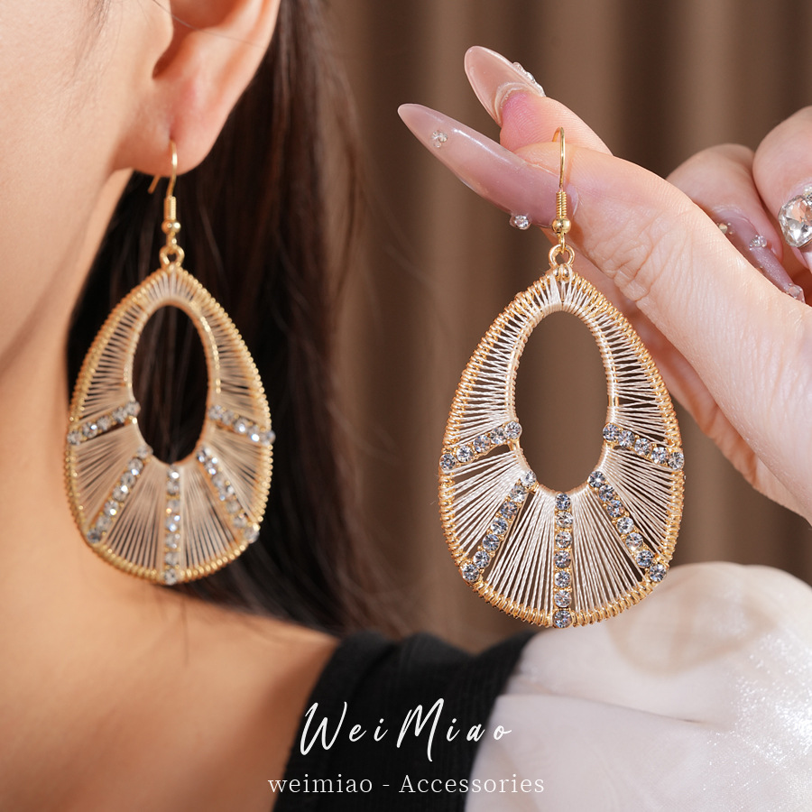Diamante de gota de agua hueco gancho de orejas estilo europeo y americano personalidad nicho exagerado pendientes de lujo ligero de alta sensación de auriculares al por mayor