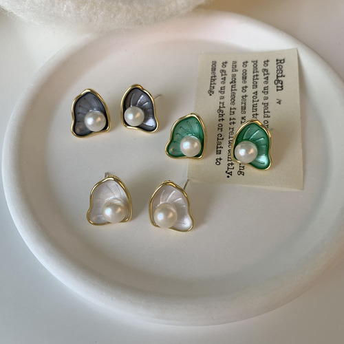 Scallop earrings, high-end women's 925 silver needle earrings, natural freshwater pearls, fashionable luxury niche design earrings