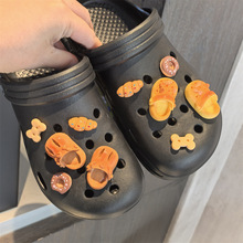 仿真牛角包洞洞鞋鞋花拖鞋搞怪饼干DIY高级感鞋扣花园沙滩装饰扣