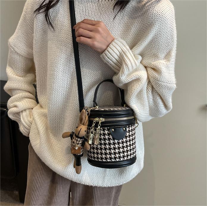 Bolsa de nicho de alto grado 2023 nueva bolsa de mujer bolsa de mensajero de pata de gallo popular bolsa de cubo portátil