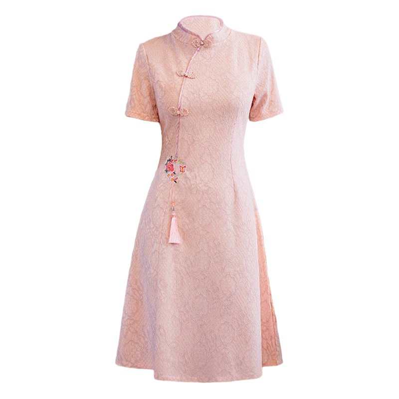 Фотографии реальных образцов: летнее платье-ципао 2025 года, новая модель, однотонное, улучшенное, свадебное платье, короткое, с короткими рукавами, красное, для помолвки.