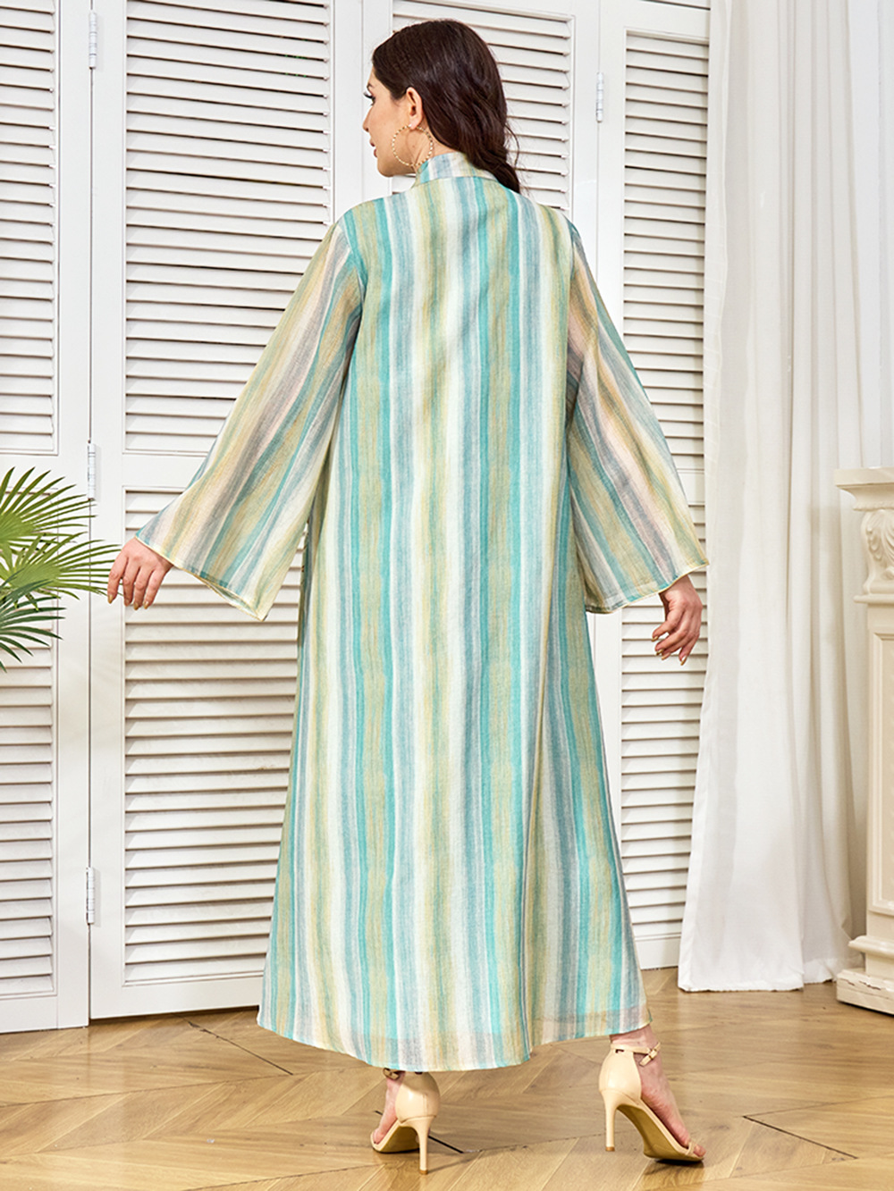 Elegante abaya araba con ricami e paillettes da donna_voghion.com