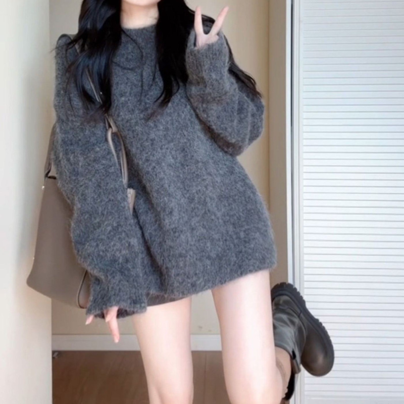 新商品の晩秋の初冬は灰色のゆったりとした怠惰な風のプルオーバーのセーターの女性の美ラードのニットの上着を着ます。|undefined
