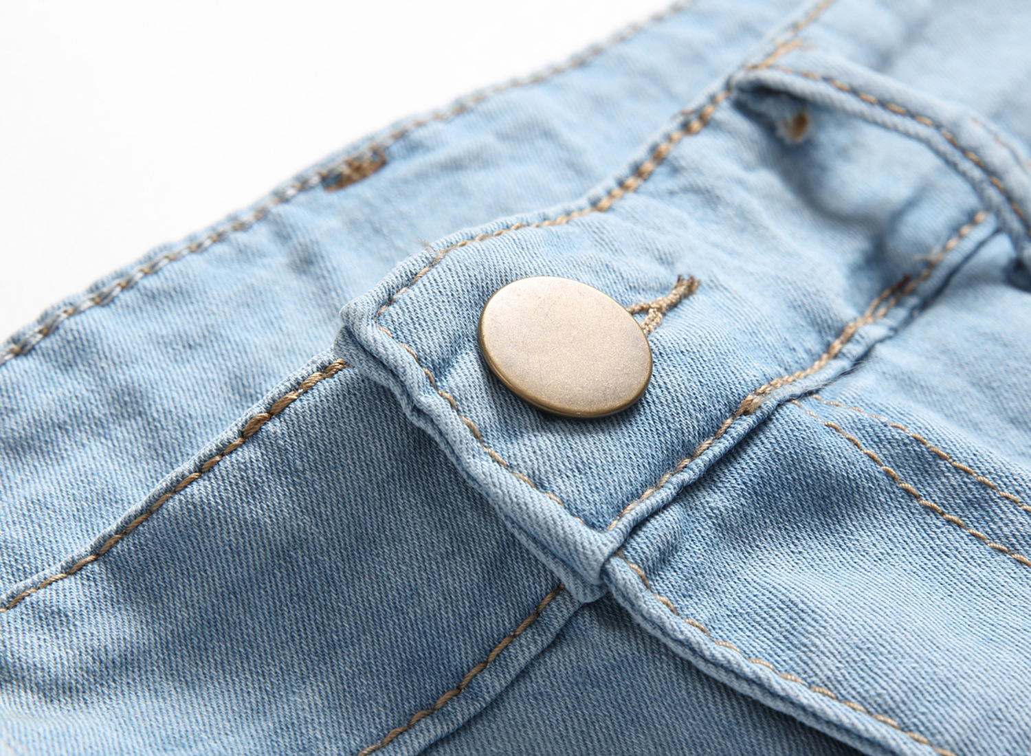 Bianco e vissuto slim per i jeans da uomo dalla vestibilità attillata_voghion.com