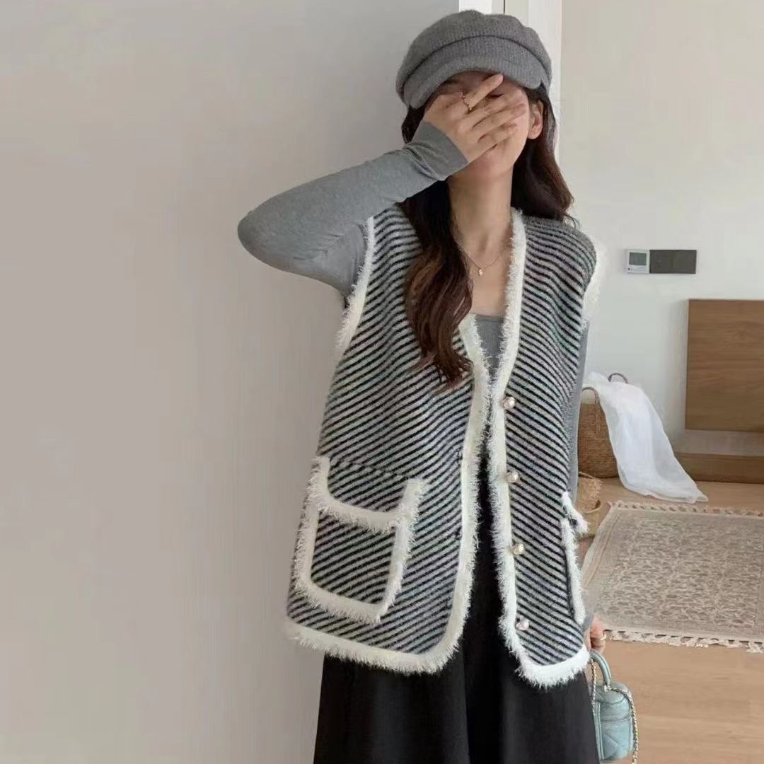 Chaleco de punto chaleco estilo Chanel para mujer 2023 otoño e invierno nuevo suéter de chaleco sin mangas de terciopelo de visón de imitación a rayas en blanco y negro image 3