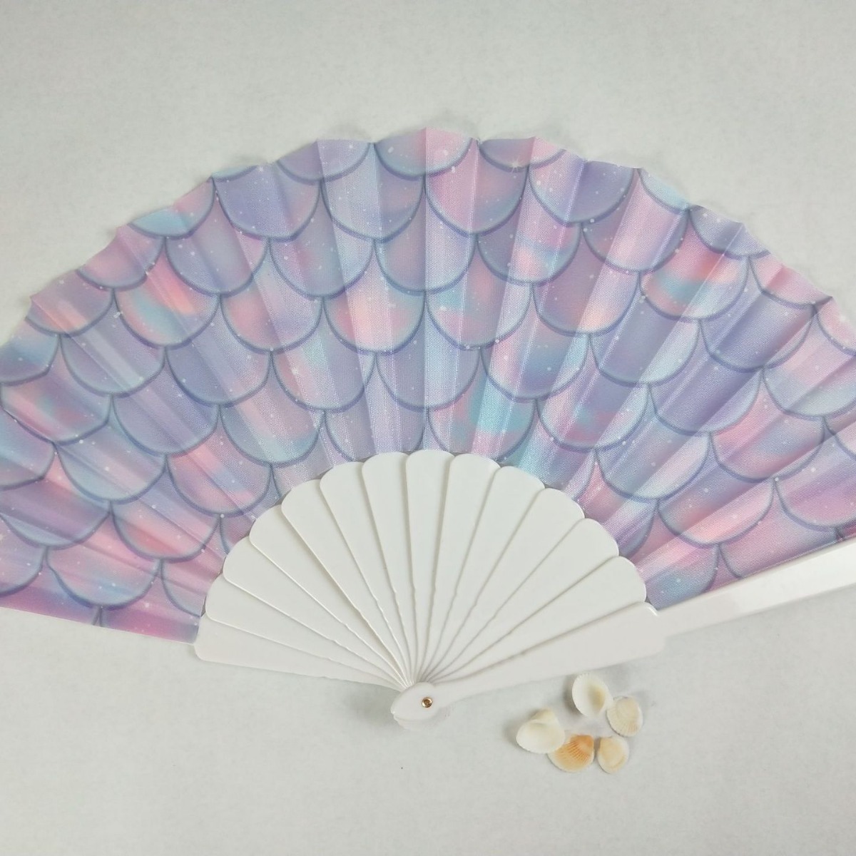 En stock 23cm hueso de plástico fresco ventilador plegable de plástico ventilador de una sola cara coloridas escamas de pescado