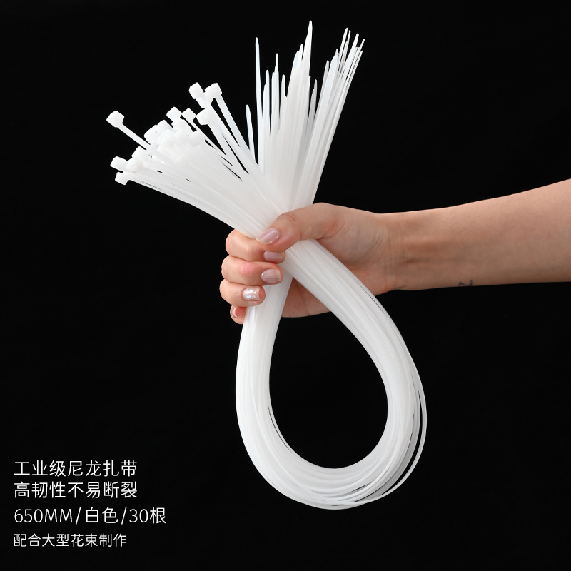 花屋の材料の花の花束を包装して手作りのdiyバラの花を刺します。