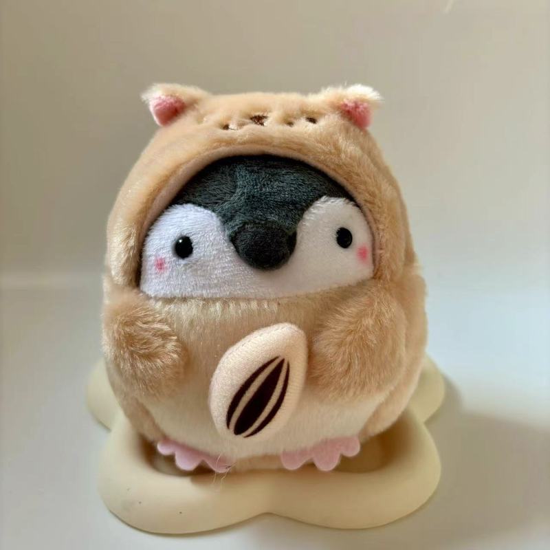 日系かわいい正エネルギーペンギンがかじっているハムスターペンギンのぬいぐるみのかばんにキーホルダーをつけている|undefined