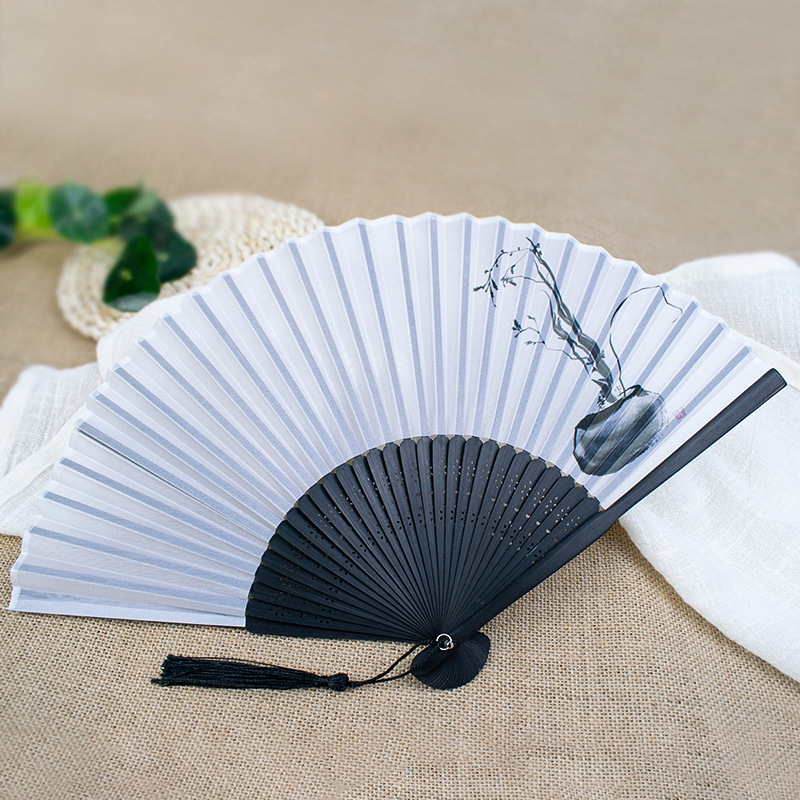 Ventilador plegable de estilo artístico pequeña tinta fresca Ventilador plegable de carácter chino hombres y mujeres ventilador de pareja sin corazón pequeño ventilador de 6 pulgadas para hombres pequeños al por mayor