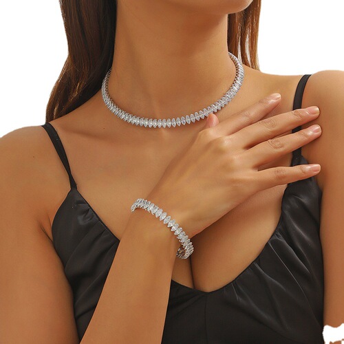 European and American luxury full-diamond zircon collar bracelet set, horse eye shape collar, fashionable, simple and exaggerated choker
