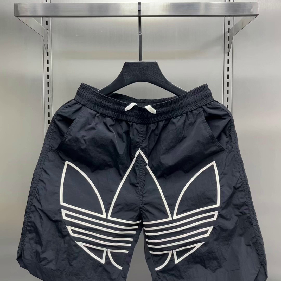 Pantalones de cinco puntos para hombres de verano, pantalones cortos deportivos sueltos casuales de secado rápido, pantalones de playa de color de contraste de bordado de la industria pesada de estilo delgado