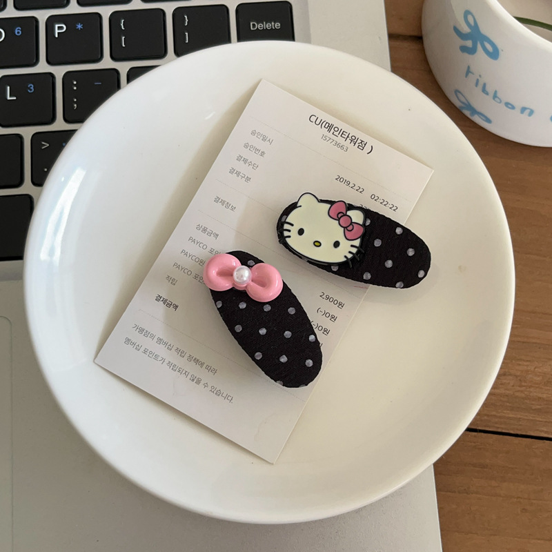 かわいい白黒の波点kt蝶結びのアヒルの口は甘い妹を挟みます。
