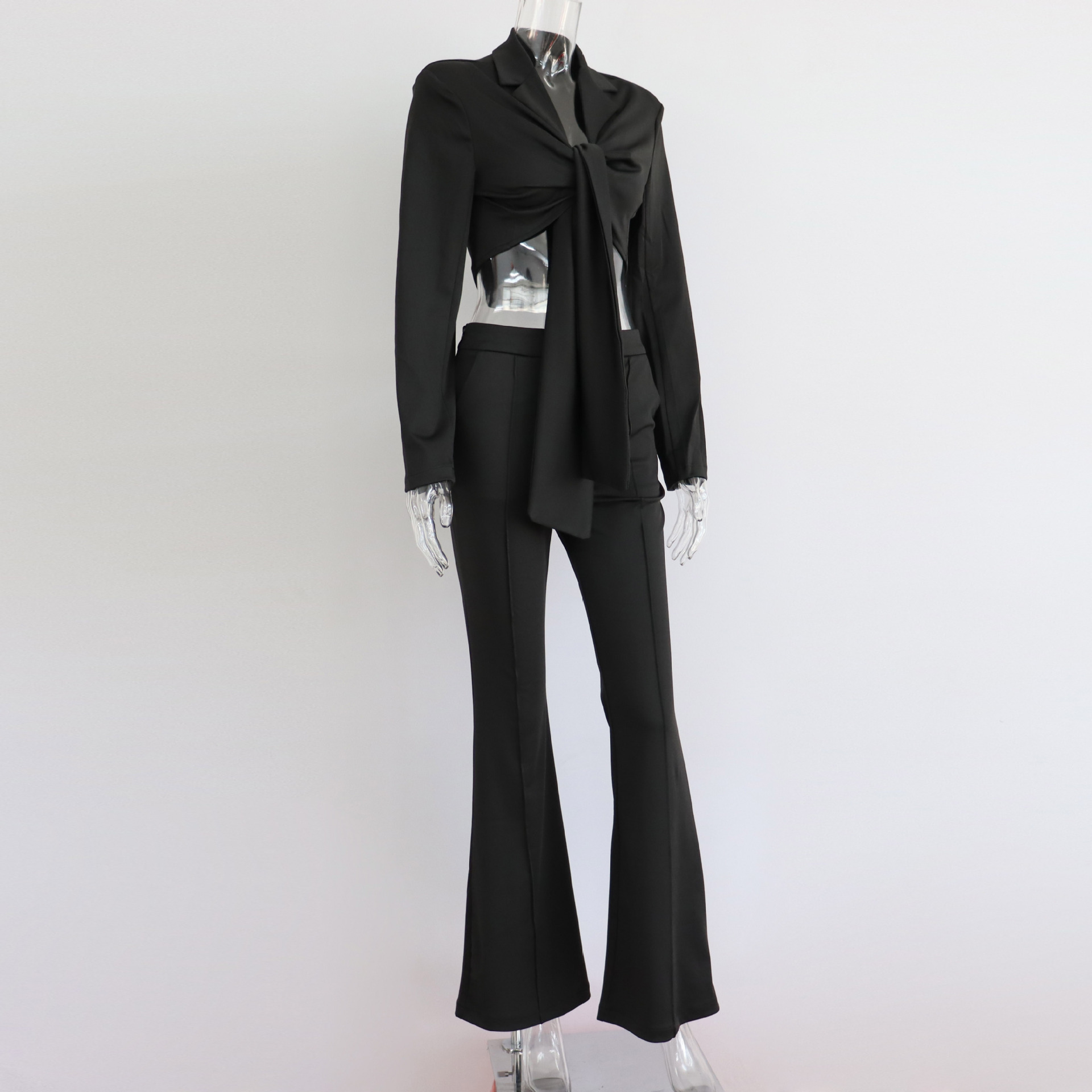 GraceChic – Europäischer und amerikanischer, sexy Schnürblazer mit langen Ärmeln, gepolsterten Schultern und eng anliegender Schlaghose – Frühjahr/Sommer 2024 (Neu)_voghion.com