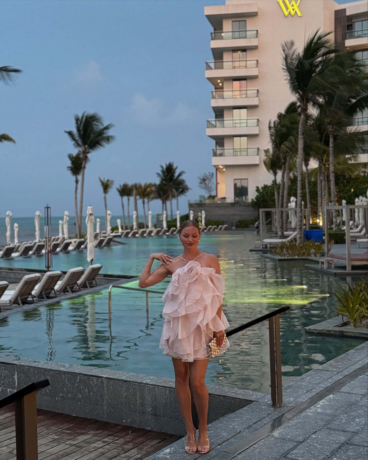 짧은 입체 꽃 서스펜더 롱 스커트 - 화이트와 핑크