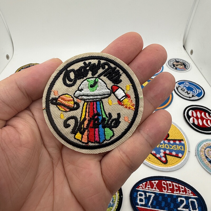 漫画英語アルファベットラウンド布ステッカー刺繍パッチステッカー衣類アクセサリー商標ロゴパッチボックス装飾ステッカー|undefined