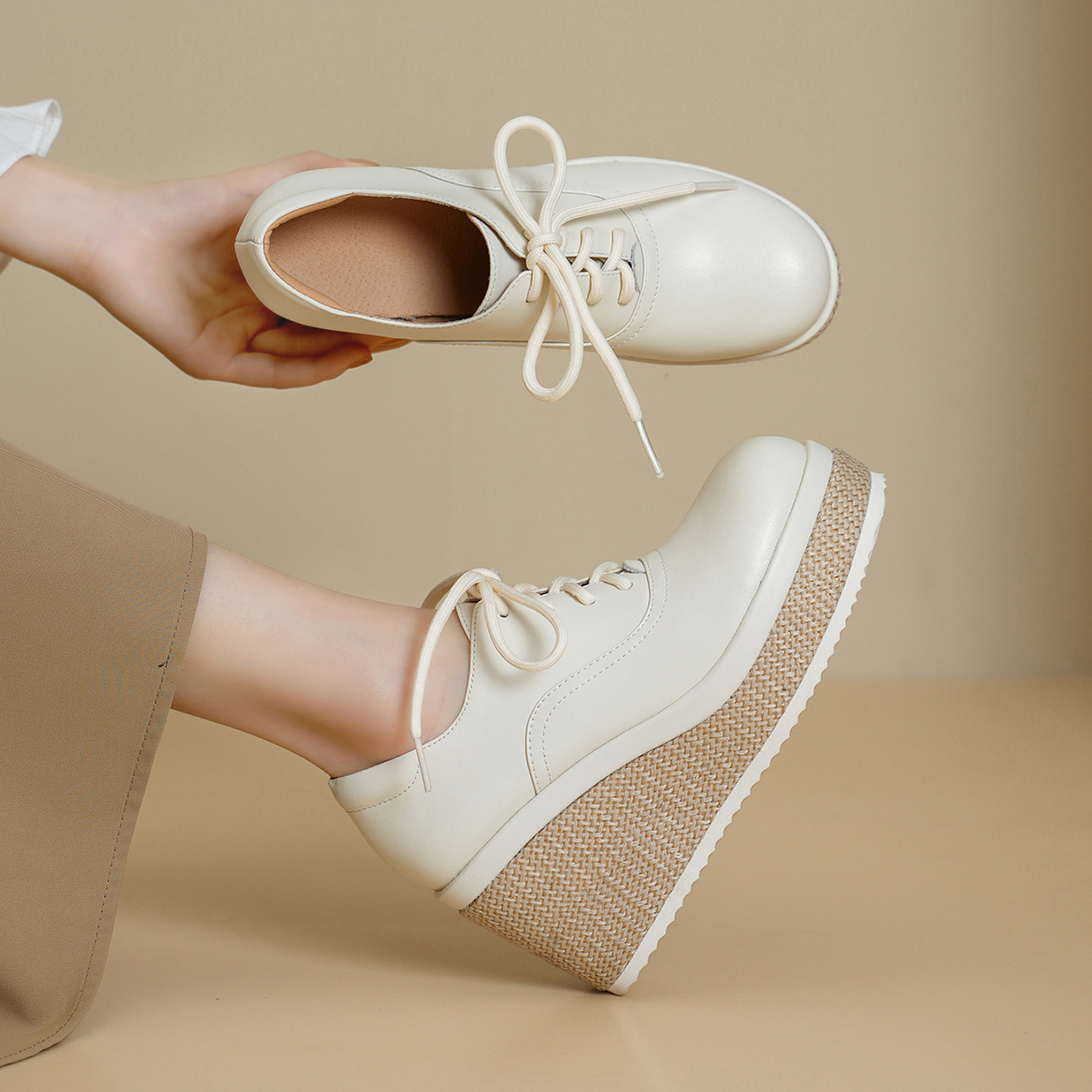 Giày loafer nữ đế xuồng platform da thật buộc dây, gót cao 9 cm — màu đen, màu trắng ngà