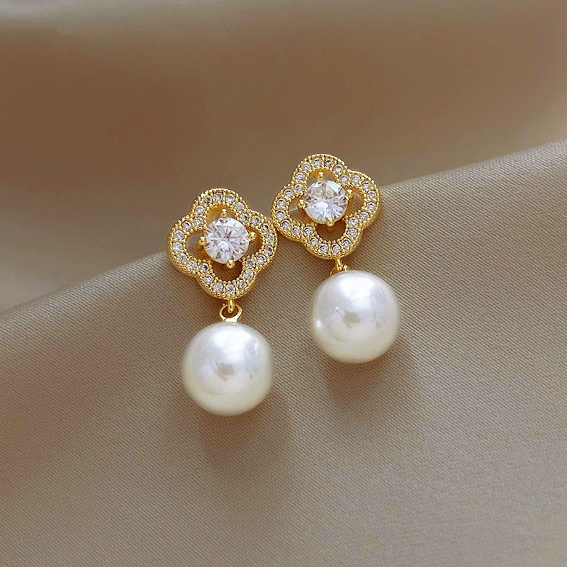 Серебряная игла, маленькие дизайнерские серьги из жемчуга, образец серебро 925, стиль лёгкой роскоши, украшение драгоценными камнями, коллекция 2022, тренд сезона
