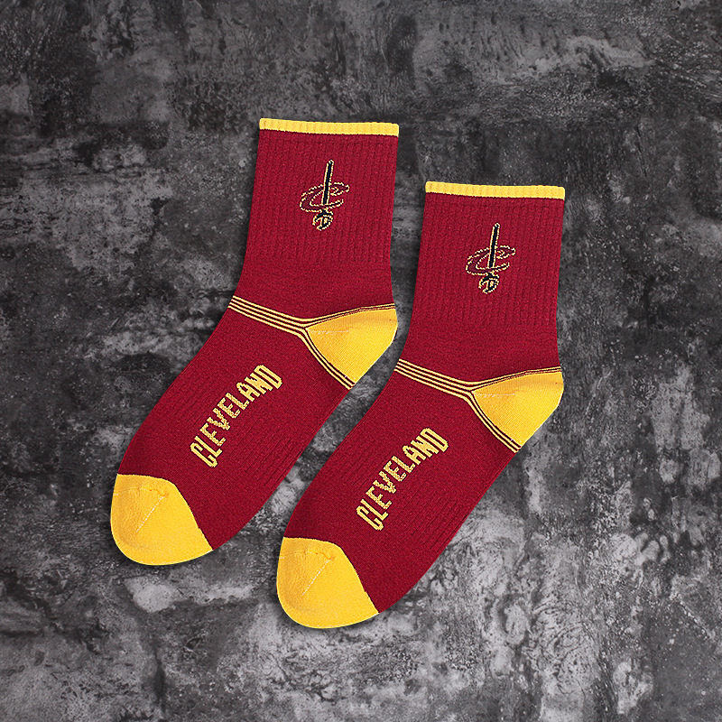 Calcetines de algodón para hombres a media pierna calcetines de baloncesto de la NBA de moda europea y americana logotipo del equipo estilo universitario estudiante calcetines deportivos hombres