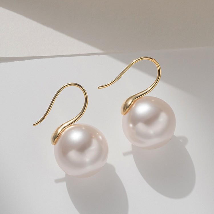 Elegant earrings from pearl