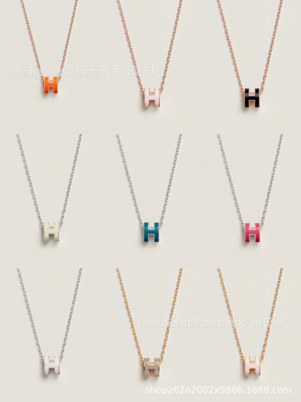 Aijia 銅合金メッキ 18KH レターネックレス、女性用クラシックエナメルペンダント、軽くて豪華なニッチな鎖骨チェーン、親友へのギフトに最適|undefined