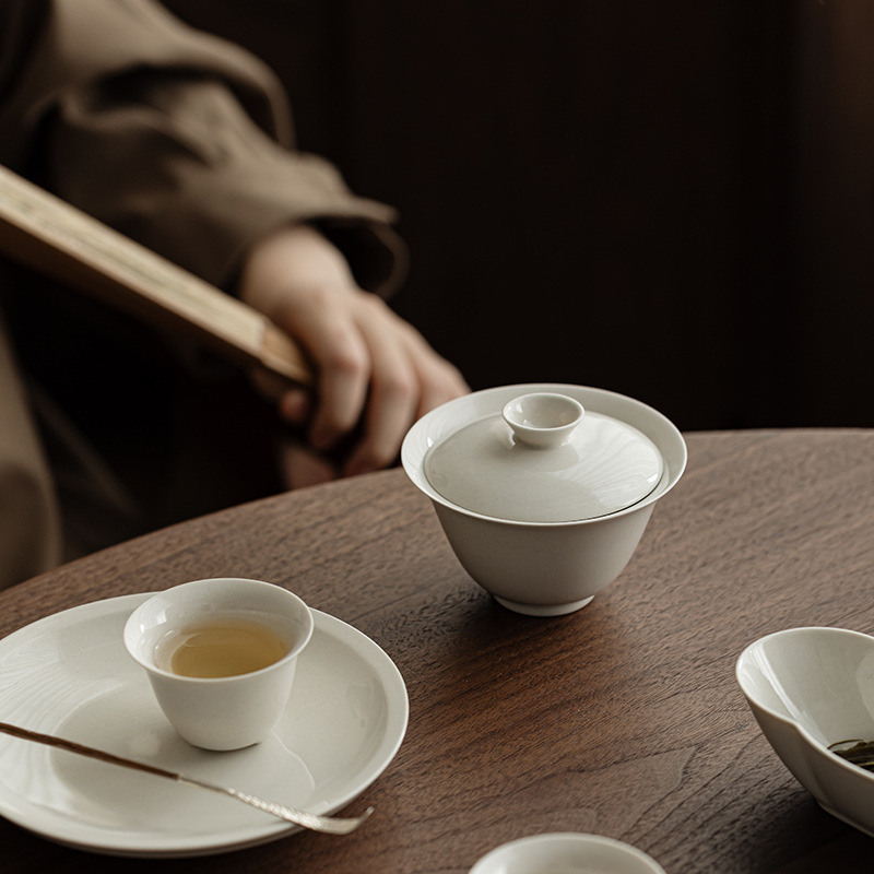 草木灰古泥は口を傾けて碗の文人の器の工夫の茶器の陶磁器の薄い胎をかぶせないで手を温めてお茶の碗を入れます。|undefined