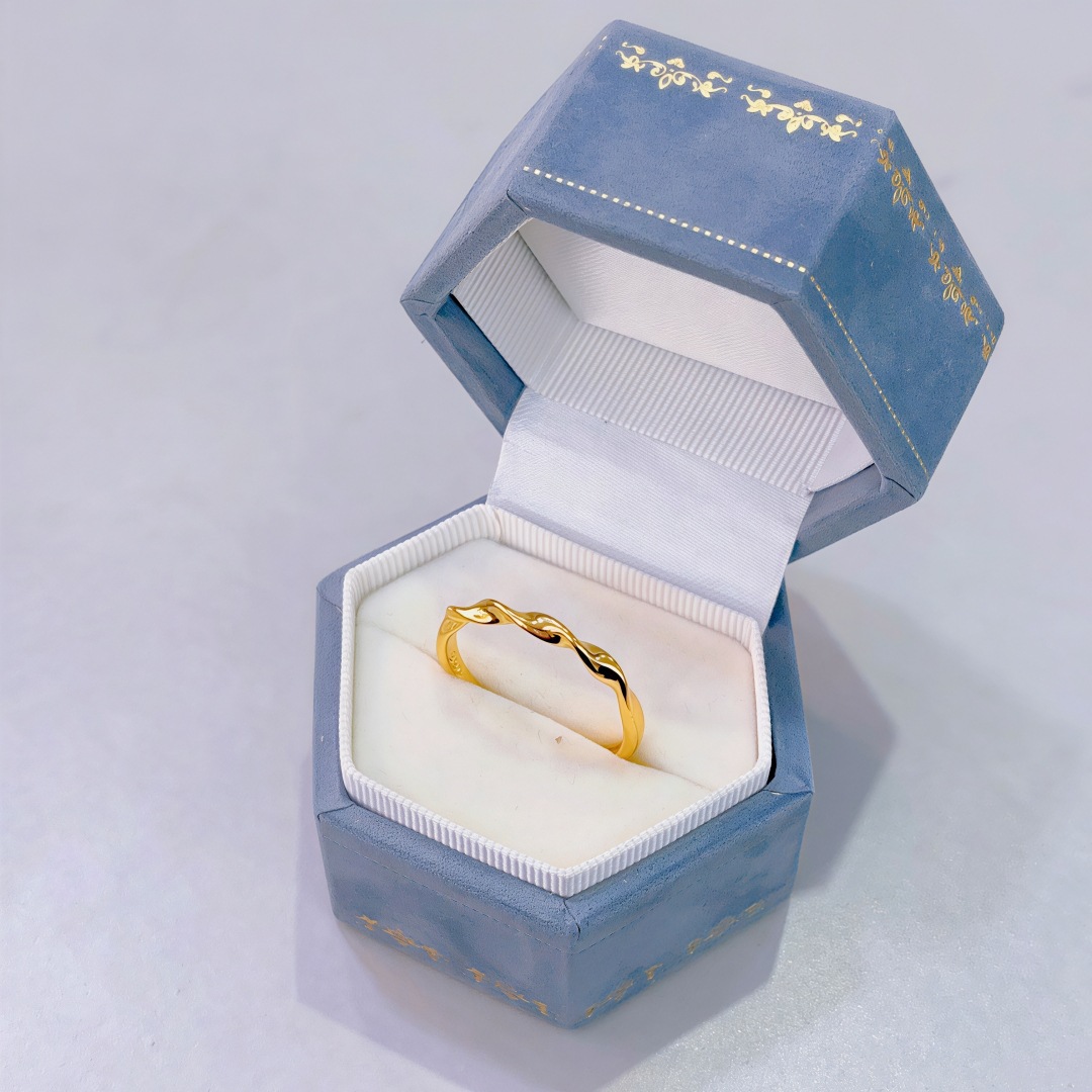 Mobius Living Ring