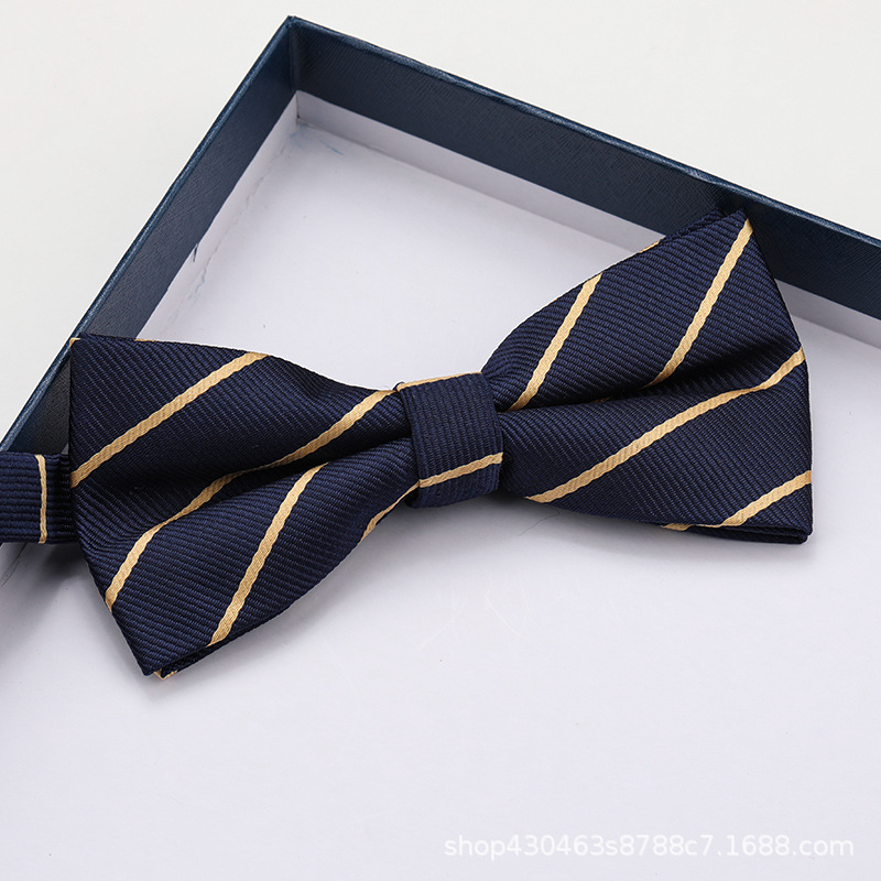 아름다운 황금 줄무늬 나비 넥타이
