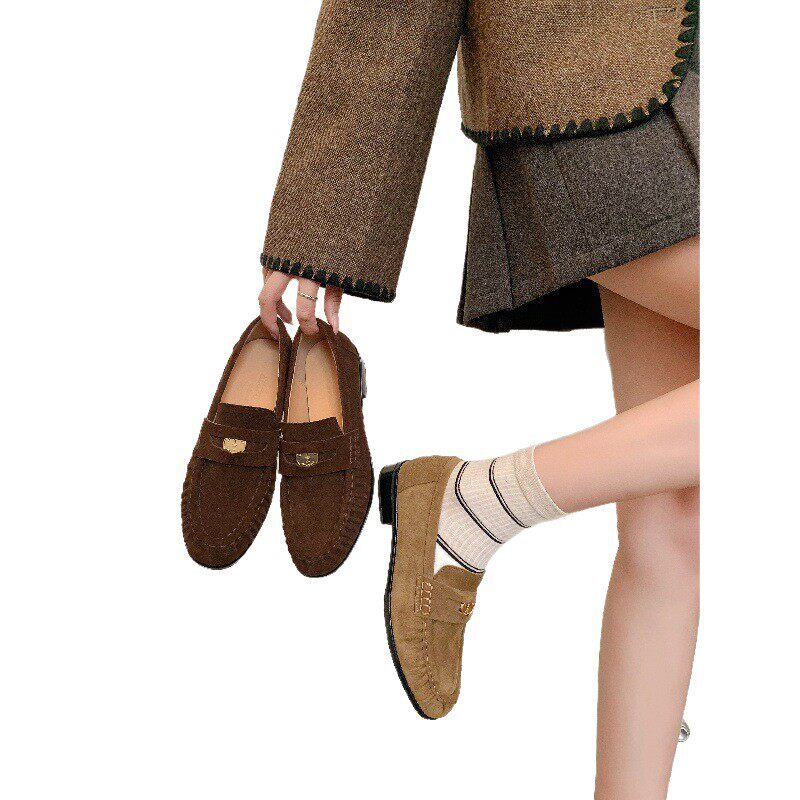 Giày lười nữ da bò nhăn nhúm phong cách retro, gót thô 6–8 cm, mũi tròn xỏ chân — Màu kaki, Màu nâu cà phê