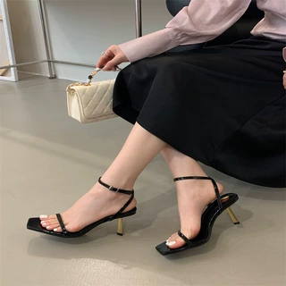 2026一字带凉鞋女细跟夏季黑色漆皮露趾性感高级气质后空高跟鞋