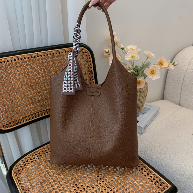 Bolsas de gran capacidad retro de aire extranjero para mujeres 2024 nueva moda bolsas de brazo de hombro universal bolsas de cubo de transporte