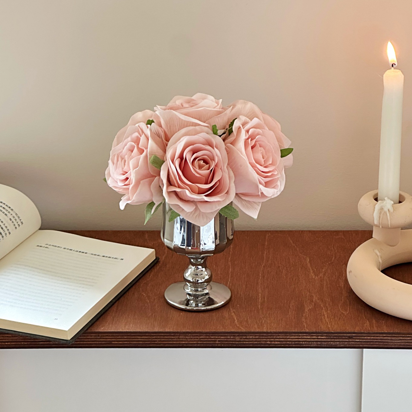 Pleated bottle + champagne powder in hand