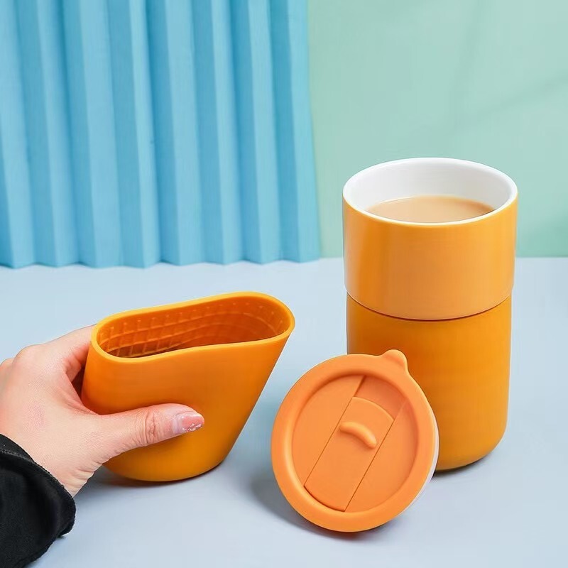 シリコンカバーセラミックコーヒーカップポータブルカップシンプルなウォーターカップセラミックカップPPカバー男性と女性のカップ卸売ロゴ|undefined