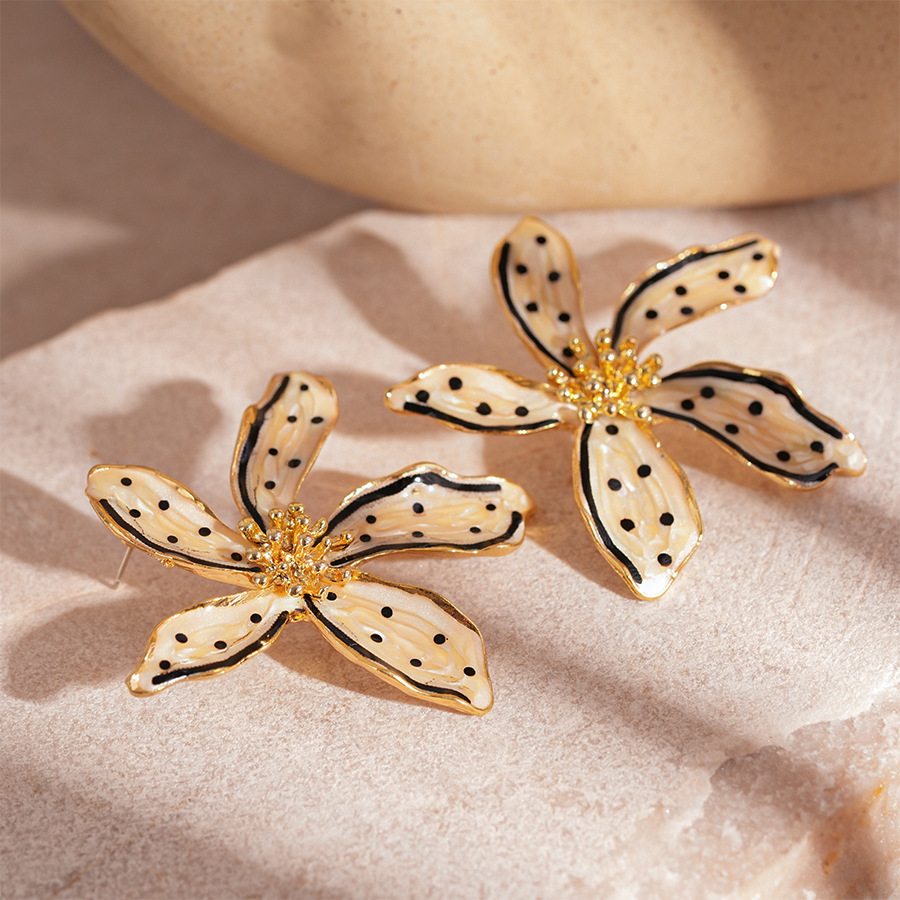 21g Weight 925 Sterling Silver Ear Needle Material Ear Studs Classification 1 Pair Quantity Holiday, Banquet Occasion Alloy Material Leaf Pattern Women's Gender Plating Design Casual, Elegant, Lady Style 1 Pair Casual Elegant Lady Leaf Plating Alloy Ear Studs 9