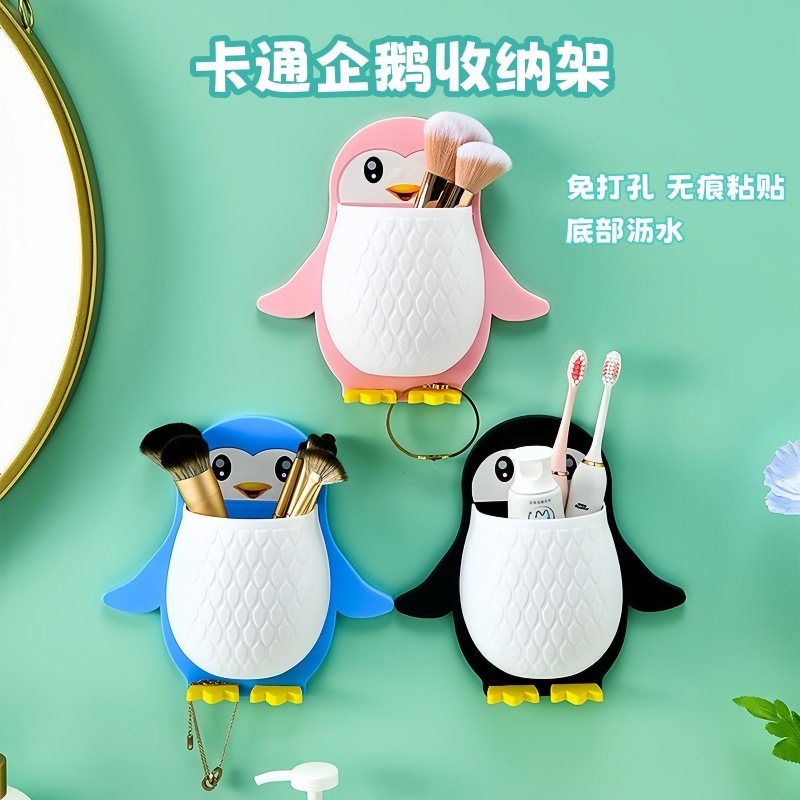 ペンギンの棚の壁の化粧ブラシの収納筒のトイレの水切り歯ブラシの歯磨き粉の収納箱に櫛の筆立てを入れます。|undefined