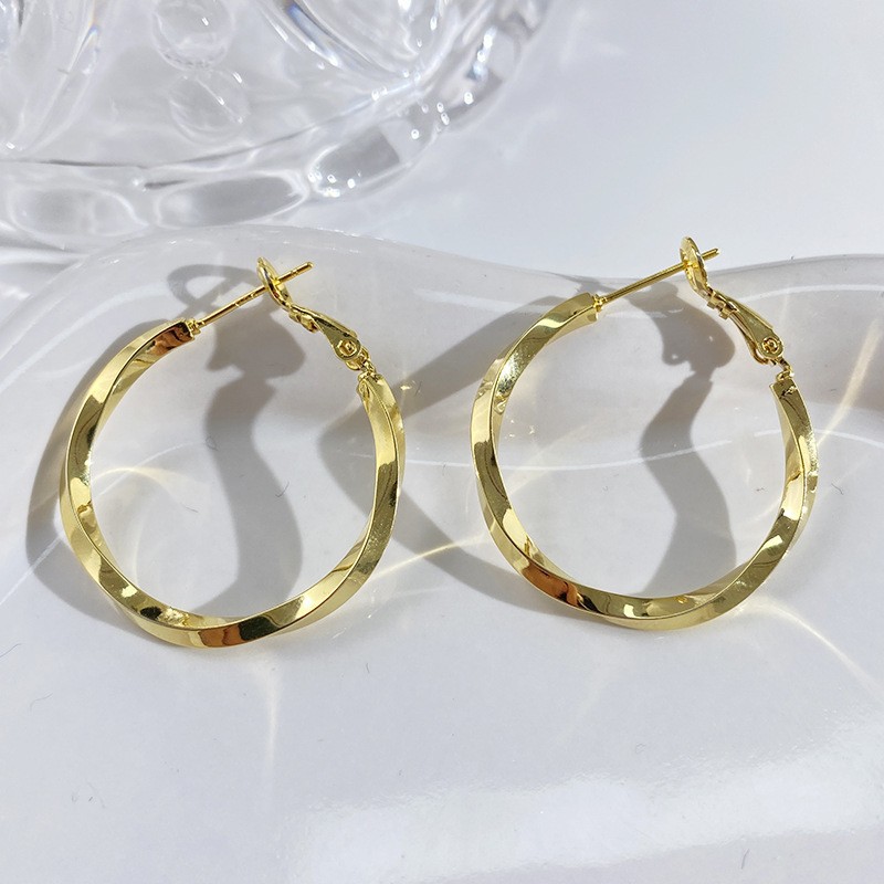 Nuevos desplazamientos de moda con pendientes de círculo grande, ligero y lujoso, temperamento femenino de alta gama, botones para los oídos, Orejeras de círculo vegetariano, agujas para los oídos