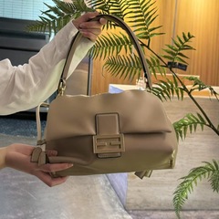 羊皮のしわのショルダーバッグ2025春夏の新型の脇の下のカバン