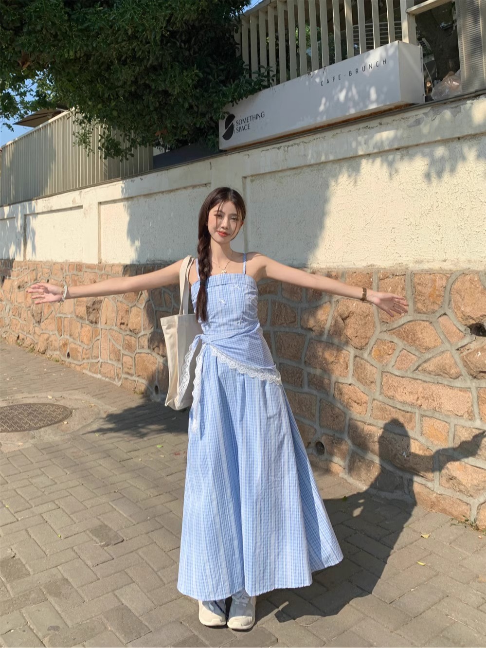【オリジナルの作り方】青いチェック柄の胸のストラップのワンピース女性の夏のフランス感は腰を収めて痩せて見えるスカートです。
