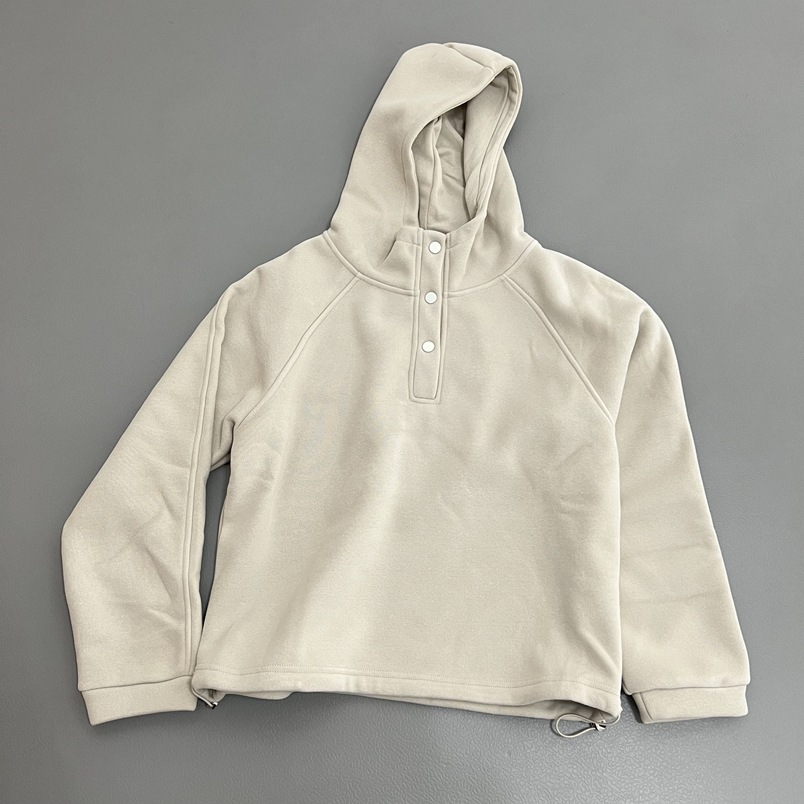 焼き鳥は保温がとてもいいです。厚いベルベットのリベットを着て、帽子のゆるい長袖のベルベットのカジュアルな上着を着ています