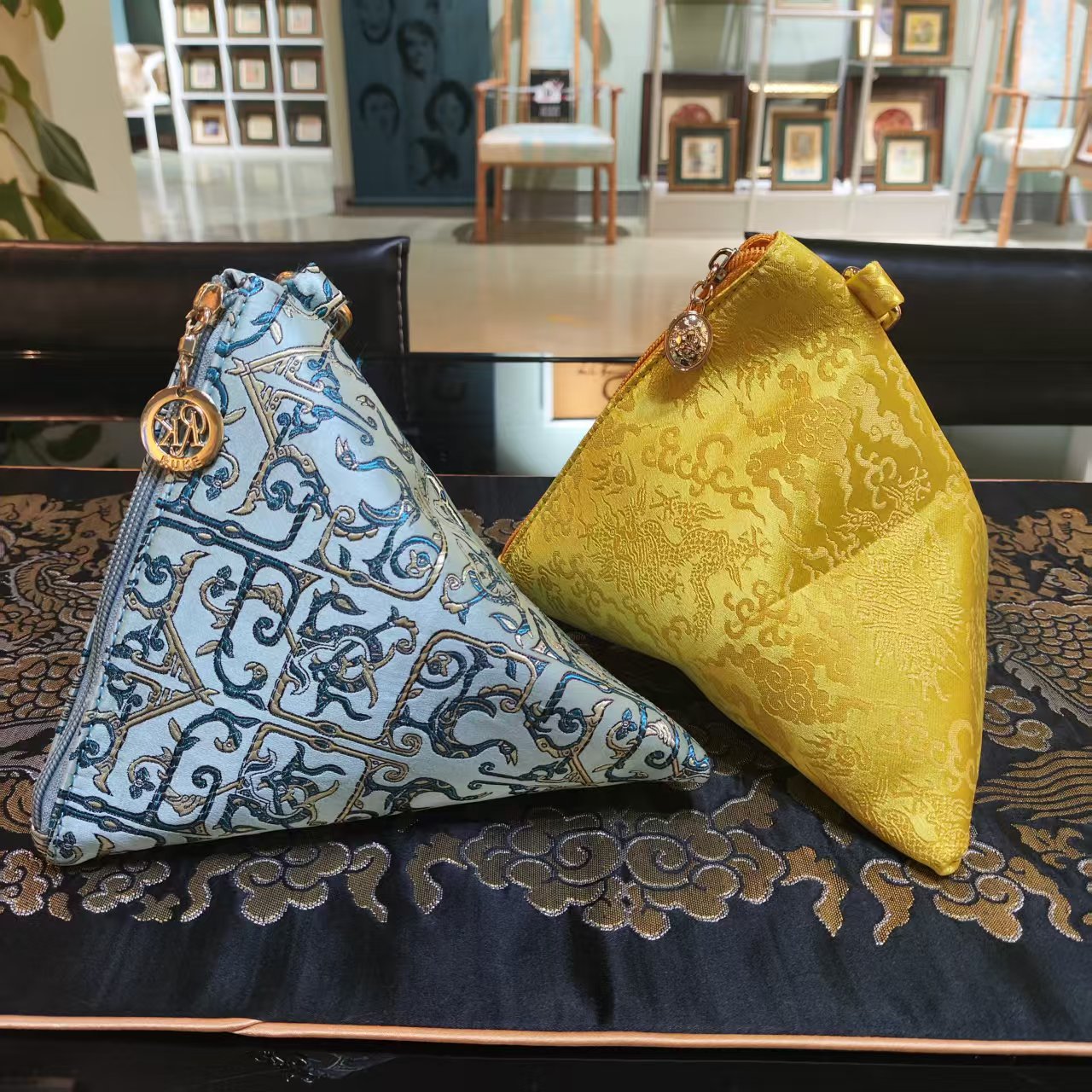 南京云锦三角包非遗传统百搭流行高端时尚男女同款手提包