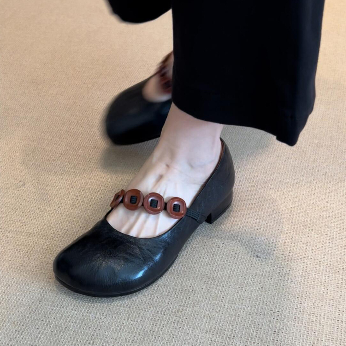 Versión de piel de oveja ~ nicho retrógrado cabeza redonda zapatos de tacón grueso botón elástico para mujeres zapatos de cuero suave de boca superficial Marijin